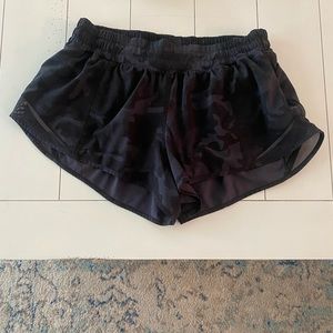 Lululemon Hotty hot shorts 2.5”